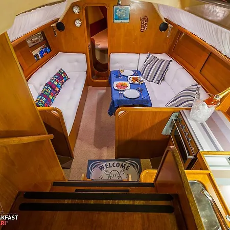 Boat & Breakfast Πλωτό κατάλυμα *