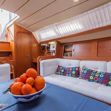 Boat & Breakfast *