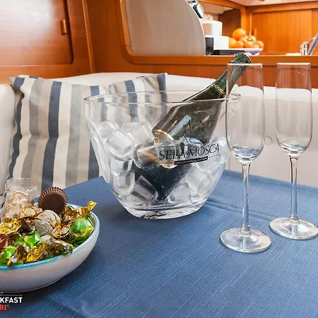 Boat & Breakfast Πλωτό κατάλυμα Κάλιαρι