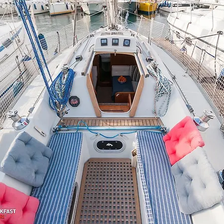 Πλωτό κατάλυμα Boat & Breakfast
