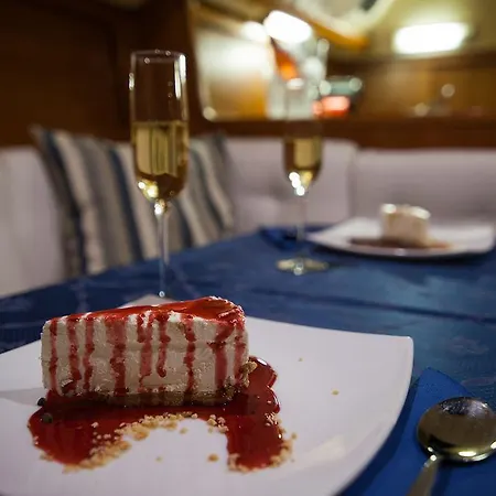 Boat & Breakfast Πλωτό κατάλυμα