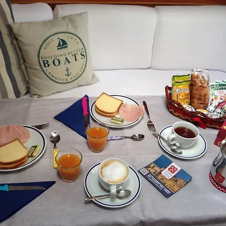 Boat & Breakfast *