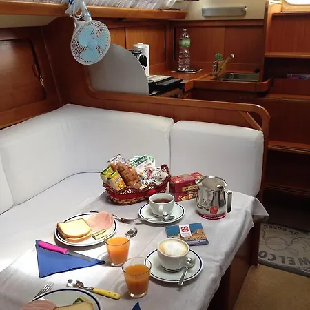 Πλωτό κατάλυμα Boat & Breakfast *
