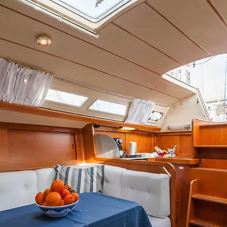 Boat & Breakfast Πλωτό κατάλυμα
