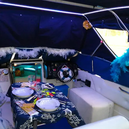 Πλωτό κατάλυμα Boat & Breakfast *
