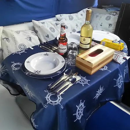 Boat & Breakfast *